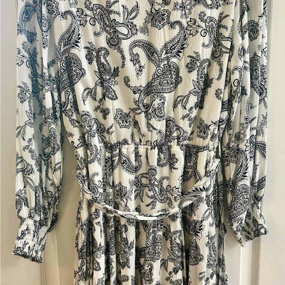 Cute!!! Black & White dress by Miami, great details. L - Picture 4 of 5